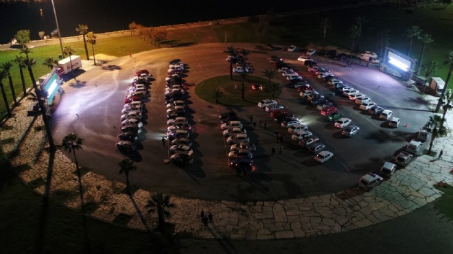 İzmir'de korona günlerinde arabalı sinema keyfi