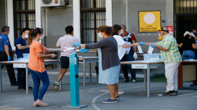 İzmir de maskeli-mesafeli KPSS heyecanı