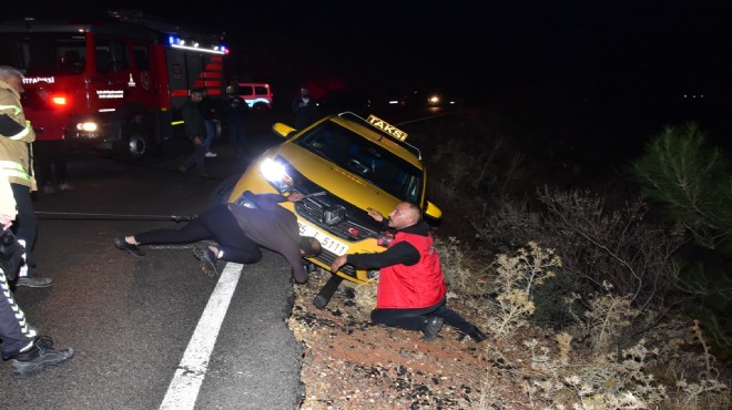 İzmir de mucize kurtuluş: Taksi şarampolde asılı kaldı!