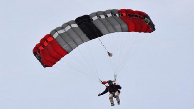 İzmir'de o belediye başkanı paraşütle atlayacak!