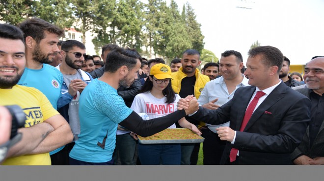 İzmir de o belediye başkanı prim sözünü tuttu... Ödemeyi elden yaptı!