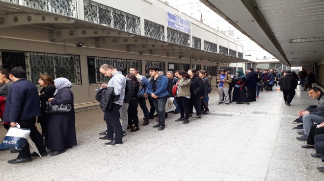 İzmir'de öğrenci ulaşım kartı kuyruğu!