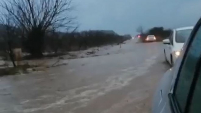 İzmir de  ölüm yolu  göle döndü!