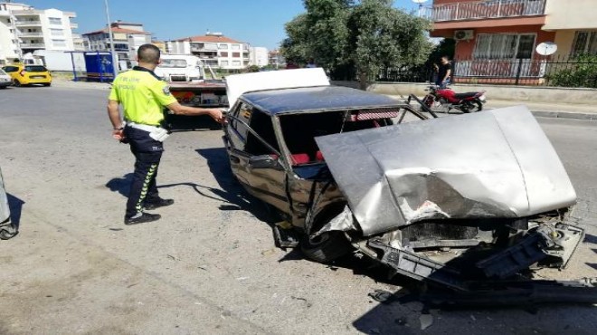 İzmir de otomobiller çarpıştı: 1 yaralı