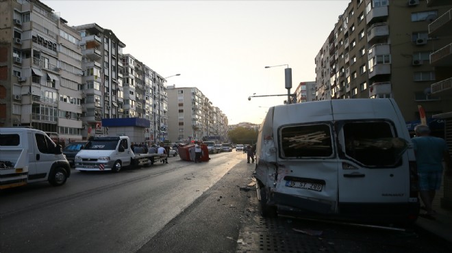 İzmir'de panelvan park halindeki araçlara çarptı: 3 yaralı