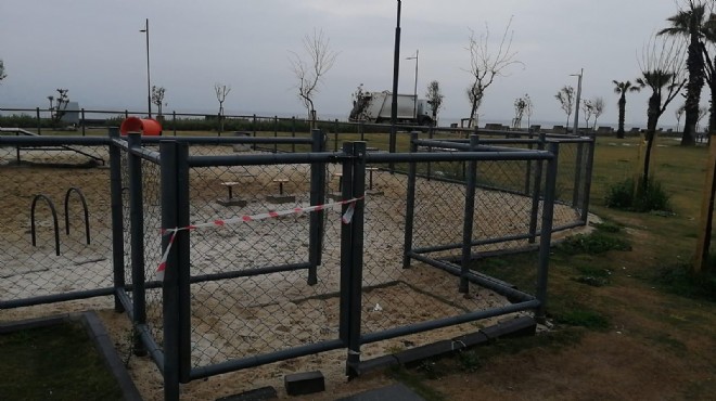İzmir'de park bahçe ve sahiller ıssız kaldı