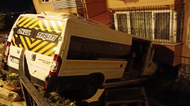 İzmir de park halindeyken freni boşalan minibüs apartmana çarptı