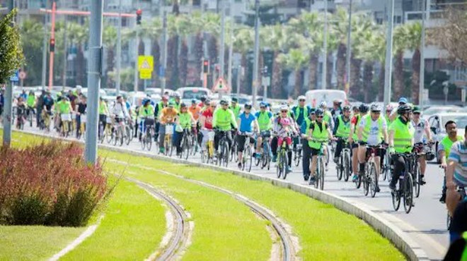 İzmir'de pedallar sağlıklı yaşam için çevrildi