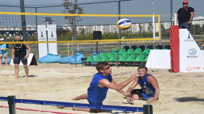 İzmir'de plaj voleybolu heyecanı