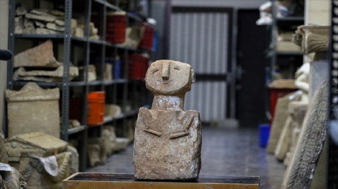 İzmir de polisin ele geçirdiği yaklaşık 11 bin 500 yıllık heykel uzmanları bekliyor