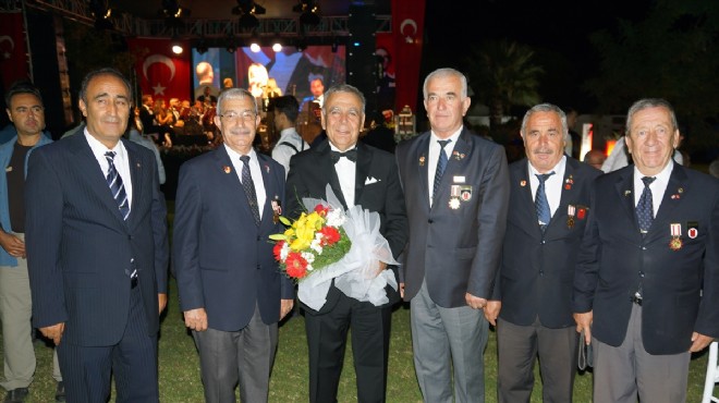 İzmir de renkli 9 Eylül resepsiyonu