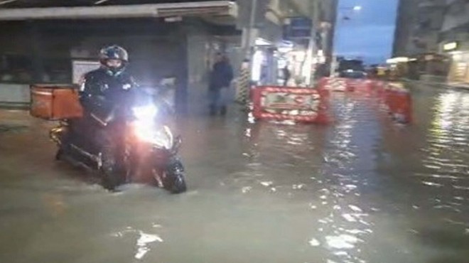 İzmir'de sağanak çilesi: Depoları ve iş yerlerini su bastı