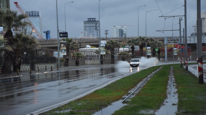 İzmir'de sağanak etkili oldu!