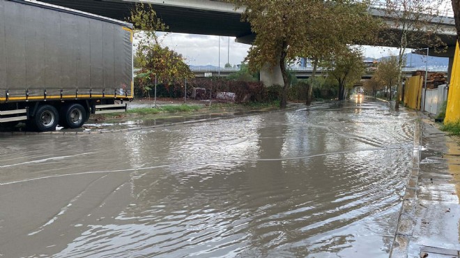 İzmir de sağanak sonrası Körfez in rengi attı!
