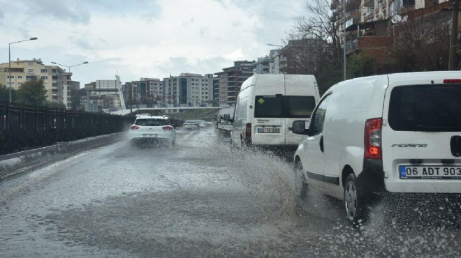 İzmir'de sağanak kabusu: 15 dakikada hayat felç oldu!