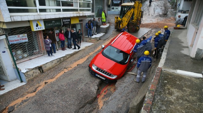 İzmir de sağanak kabusu: Cip çukura düştü