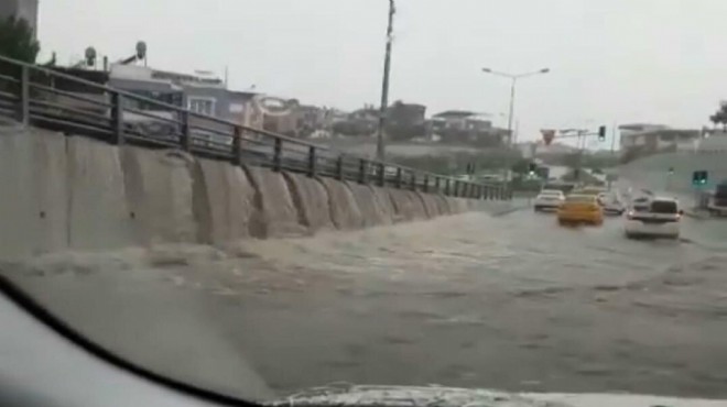 İzmir'de sağanak kabusu: Dere taştı, yollar göle döndü!