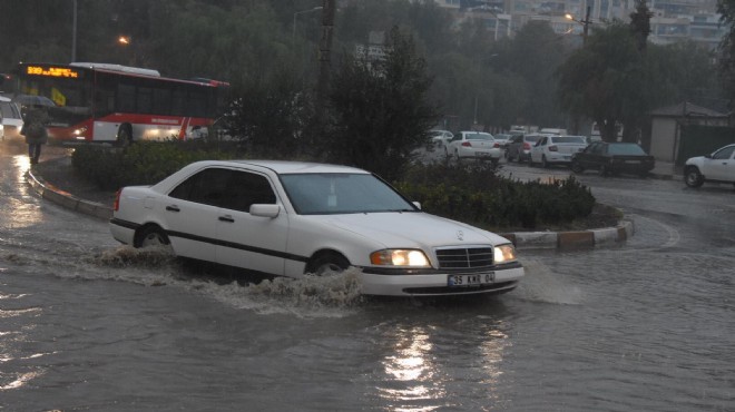 İzmir'de sağanak kabusu: O ilçede mazgallar taştı