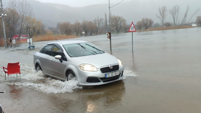 İzmir de sağanak sonucu Gölcük Gölü taştı