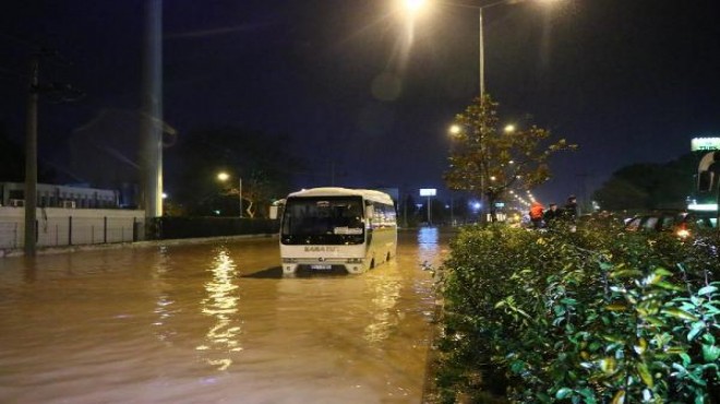 İzmir'de sağanak yağış hayatı felç etti