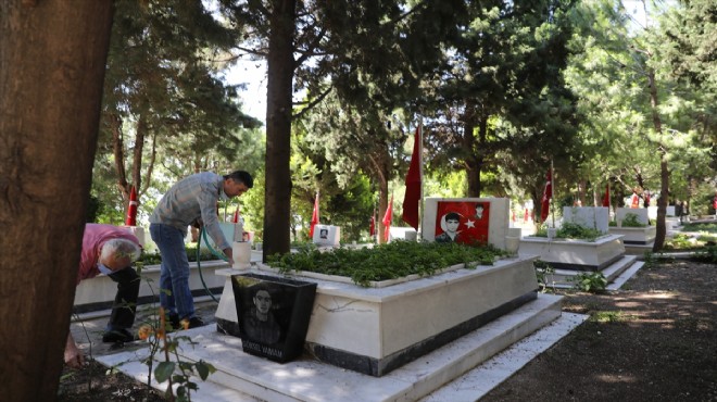 İzmir de şehit yakınları Babalar Günü nde şehitliği ziyaret etti