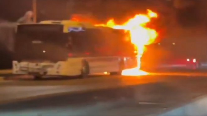 İzmir de seyir halindeki belediye otobüsü yandı