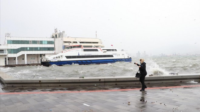 İzmir'de arabalı vapur seferleri normale döndü!