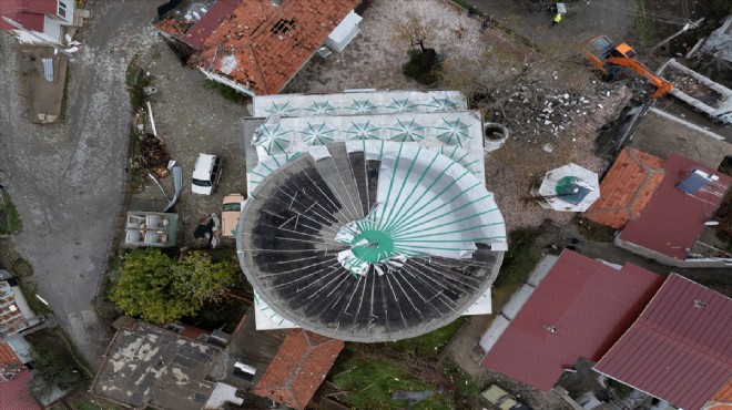 İzmir de şiddetli rüzgar caminin minaresini yıktı!