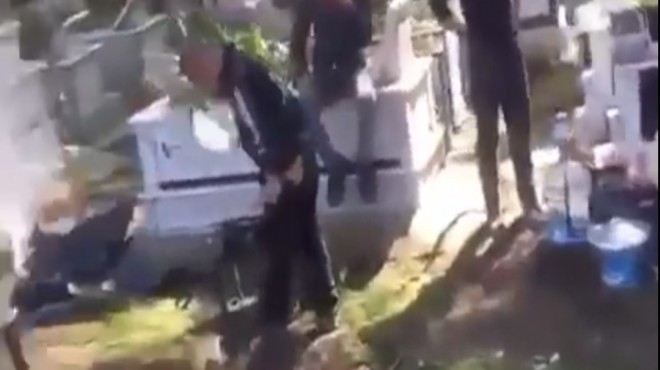 İzmir'de şok eden görüntü: Mezarlıkta mangal yaptılar!