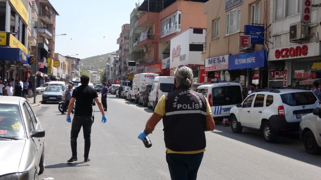 İzmir'de sokak ortasında silahlı kavga dehşeti!