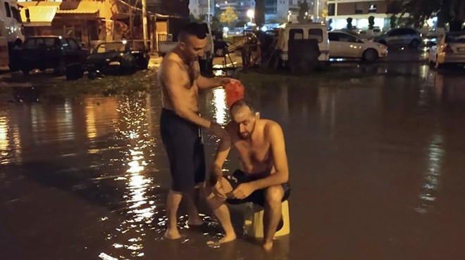 İzmir de sokak ortasında yağmur suyuyla yıkandılar!