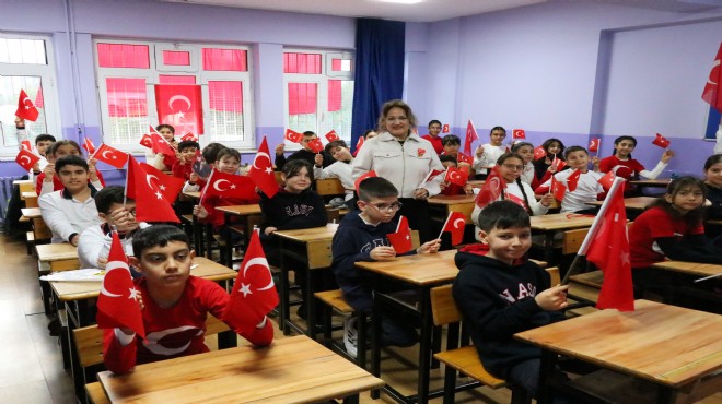 İzmir de sömestir sonrası ilk ders zili  Bayrak Sevgisi  ile çaldı