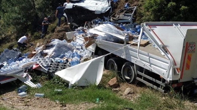 İzmir de su damacanası yüklü kamyon devrildi