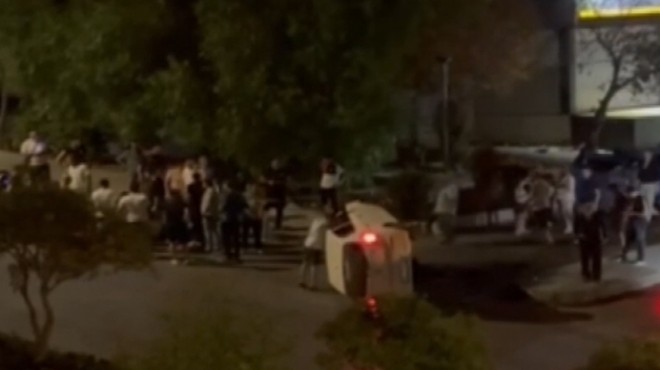 İzmir de takla atan otomobildeki 3 kişi yaralandı