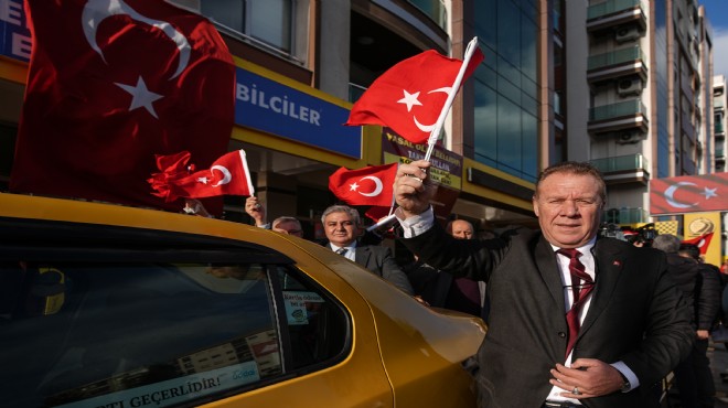 İzmir de taksicilerden Türk bayrakları ile iş başı