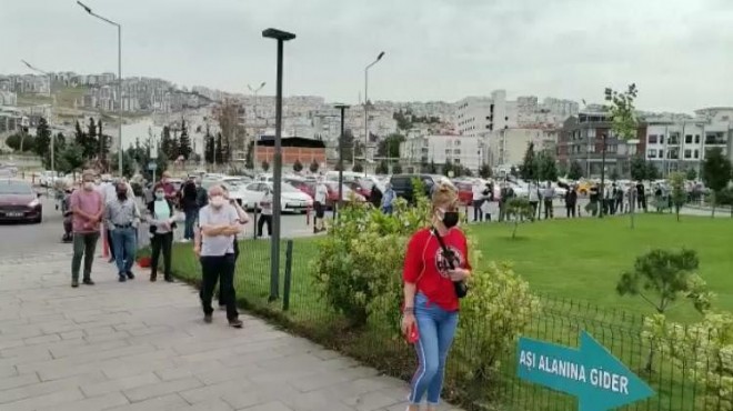 İzmir'de tam kapanmada aşı kuyruğu