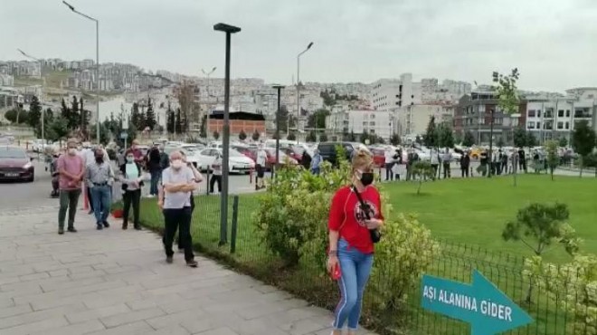 İzmir de tam kapanmada aşı kuyruğu