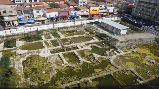 İzmir de tarih yosun tuttu!