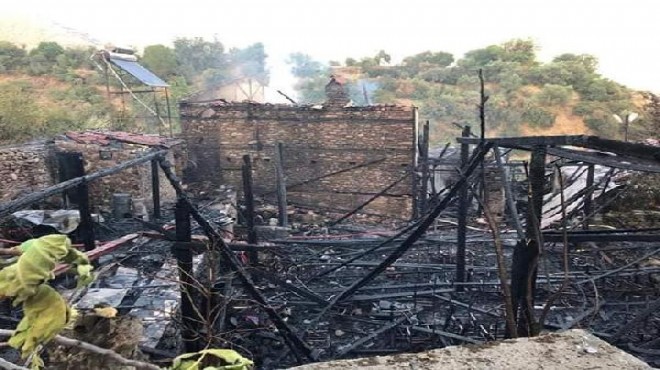 İzmir de tarihi bina yangında küle döndü