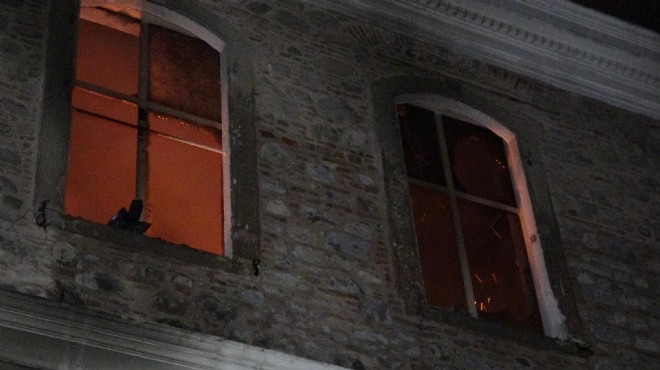 İzmir de tarihi binada yangın paniği: Bir kadın mahsur kaldı!