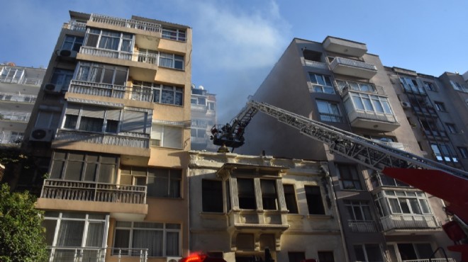 İzmir de tarihi binanın çatısında yangın