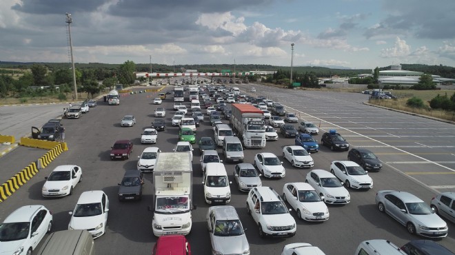 İzmir'de tatil dönüşü trafiği kilitledi!