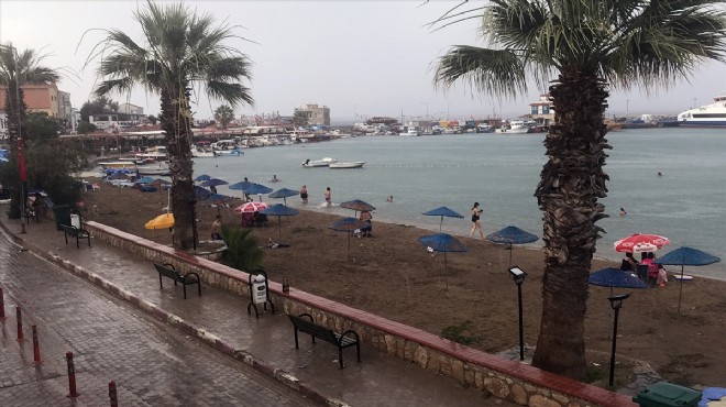 İzmir'de tatilcilere yağmur şoku!