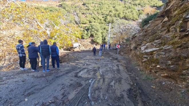 İzmir de toprak kayması: Köy yolu kapandı!