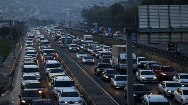 İzmir'de trafiğe kayıtlı araç sayısı 1 milyon 700 bin bandına dayandı!