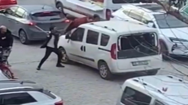 İzmir de trafikte tartıştıkları sürücüye ve aracına saldıran 2 kişi gözaltına alındı