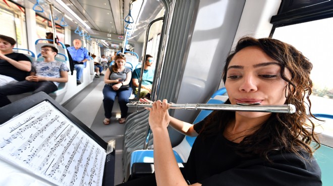 İzmir'de tramvayda müzik keyfi