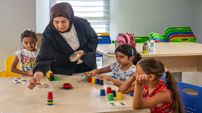 İzmir de ücretsiz yaz okulu sürüyor: Öğrenciler hem öğreniyor hem eğleniyor