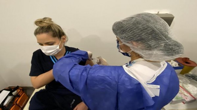 İzmir'de virüsü atlatan sağlıkçılar da aşı oldu
