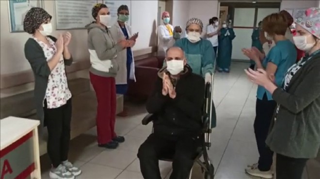 İzmir'de virüsü yenen iki hasta alkışlarla hastaneden ayrıldı